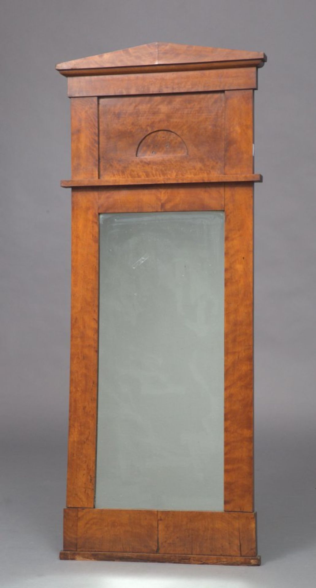 Biedermeier-Pfeilerspiegel. Giebelaufsatz. Birke. Norddeutsch, um 1820. 157 x 66 cm