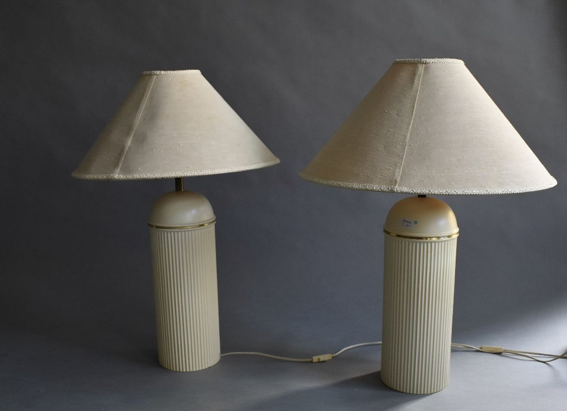 Paar Tischlampen. Hell glasierte Keramik. H 45 cm