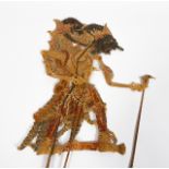 Javanische Schattenspielfigur. Leder, polychrom bemalt. Um 1900. H 80 cm