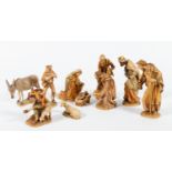 Zehn Weihnachtskrippen-Figuren. Heilige Familie, drei Könige, zwei Hirten, Esel und Lamm. Holz