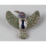 Vogelbrosche. Tsavorite, blaue Saphire und Diamanten, insges. ca. 7,82 ct. Silberfassung. H 3,5 cm