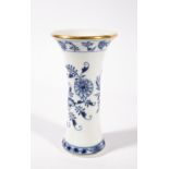 Taillierte Vase. Zwiebelmuster mit Goldrand. Blaue Schwertermarke Meissen. H 24,5 cm