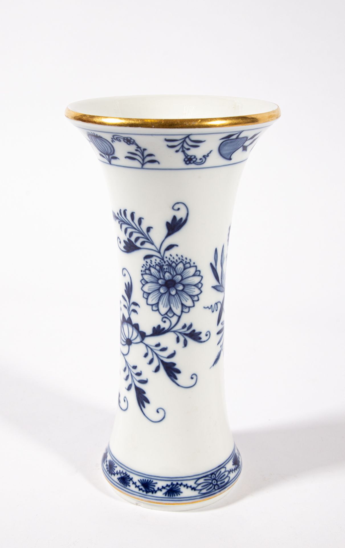 Taillierte Vase. Zwiebelmuster mit Goldrand. Blaue Schwertermarke Meissen. H 24,5 cm