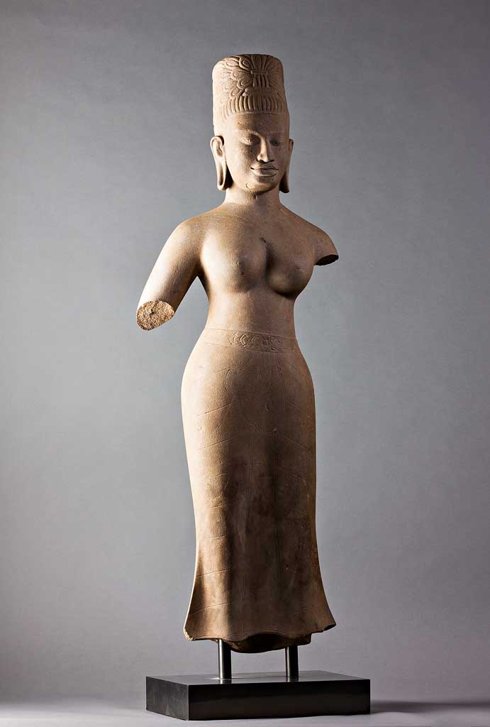 Devi oder Uma. Torso einer weiblichen Gottheit. In Tribhanga Asana stehend junge Frau mit nacktem