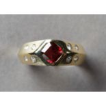 Rhodolithring. Quadratischer facettierter Rhodolith und ca. 0,27 ct. Brillanten in 14 ct. GG-