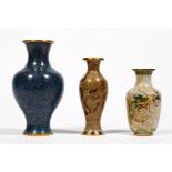 Konvolut von drei Cloisonné-Vasen. China. H bis 23 cm