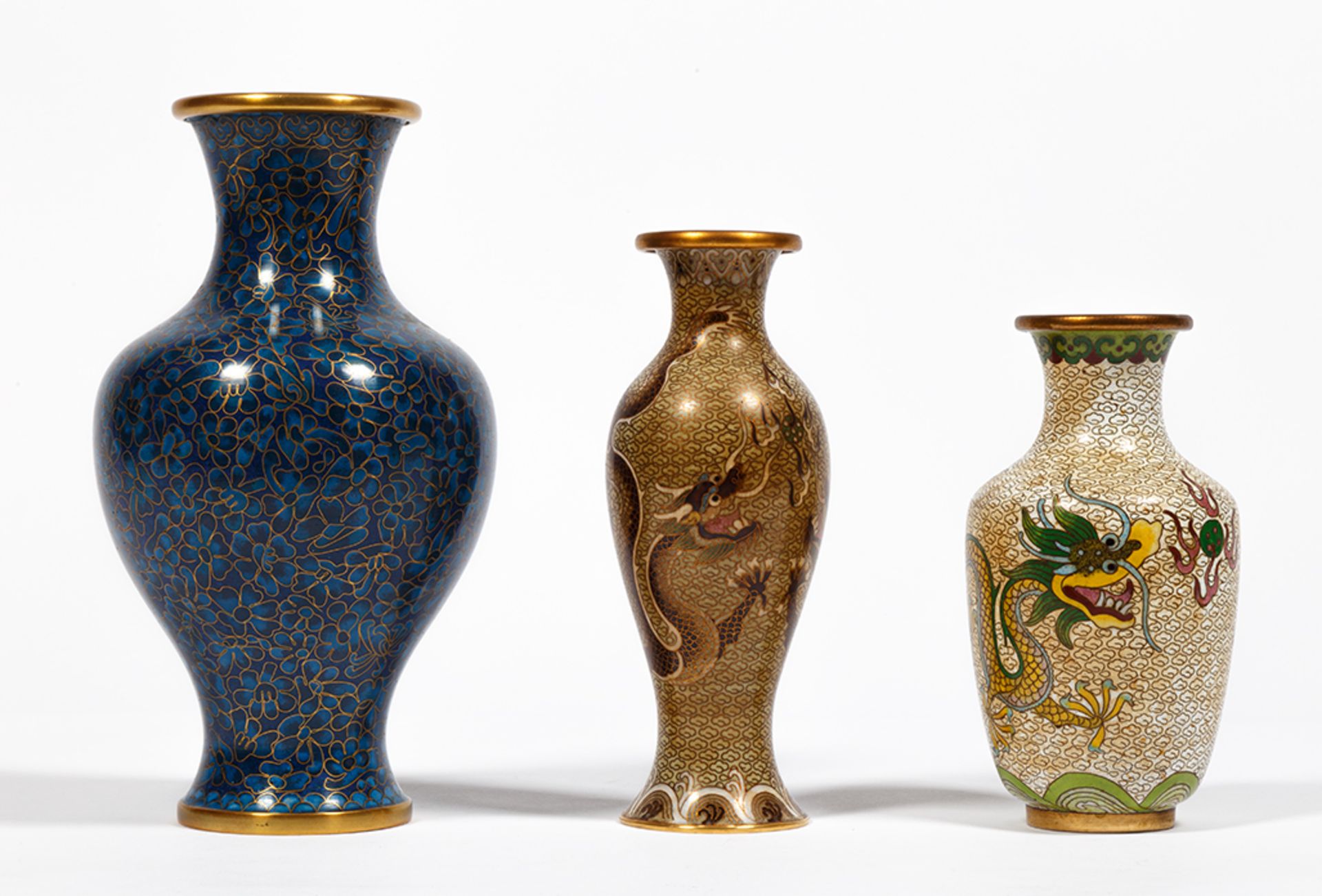 Konvolut von drei Cloisonné-Vasen. China. H bis 23 cm