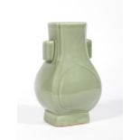Vase vom Typ Hu. Seladonglasur. Bodenmarke mit sechs Charakteren. China, 19./20. Jh. H 29,5 cm