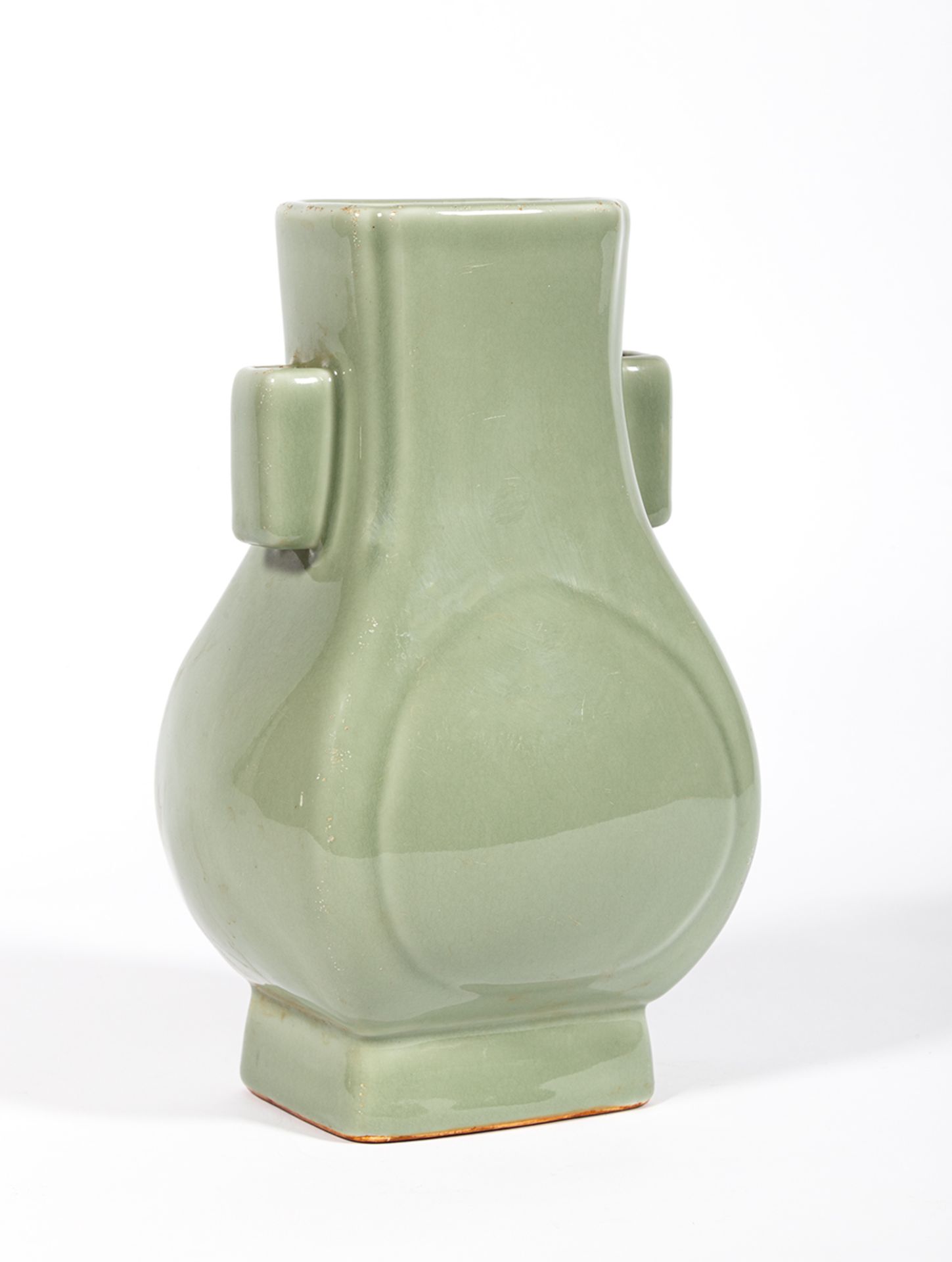 Vase vom Typ Hu. Seladonglasur. Bodenmarke mit sechs Charakteren. China, 19./20. Jh. H 29,5 cm