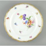 Teller. Bemalung mit Blütenbouquet und Streublüten. Goldkante. Blaue Schwertermarke Meissen, um