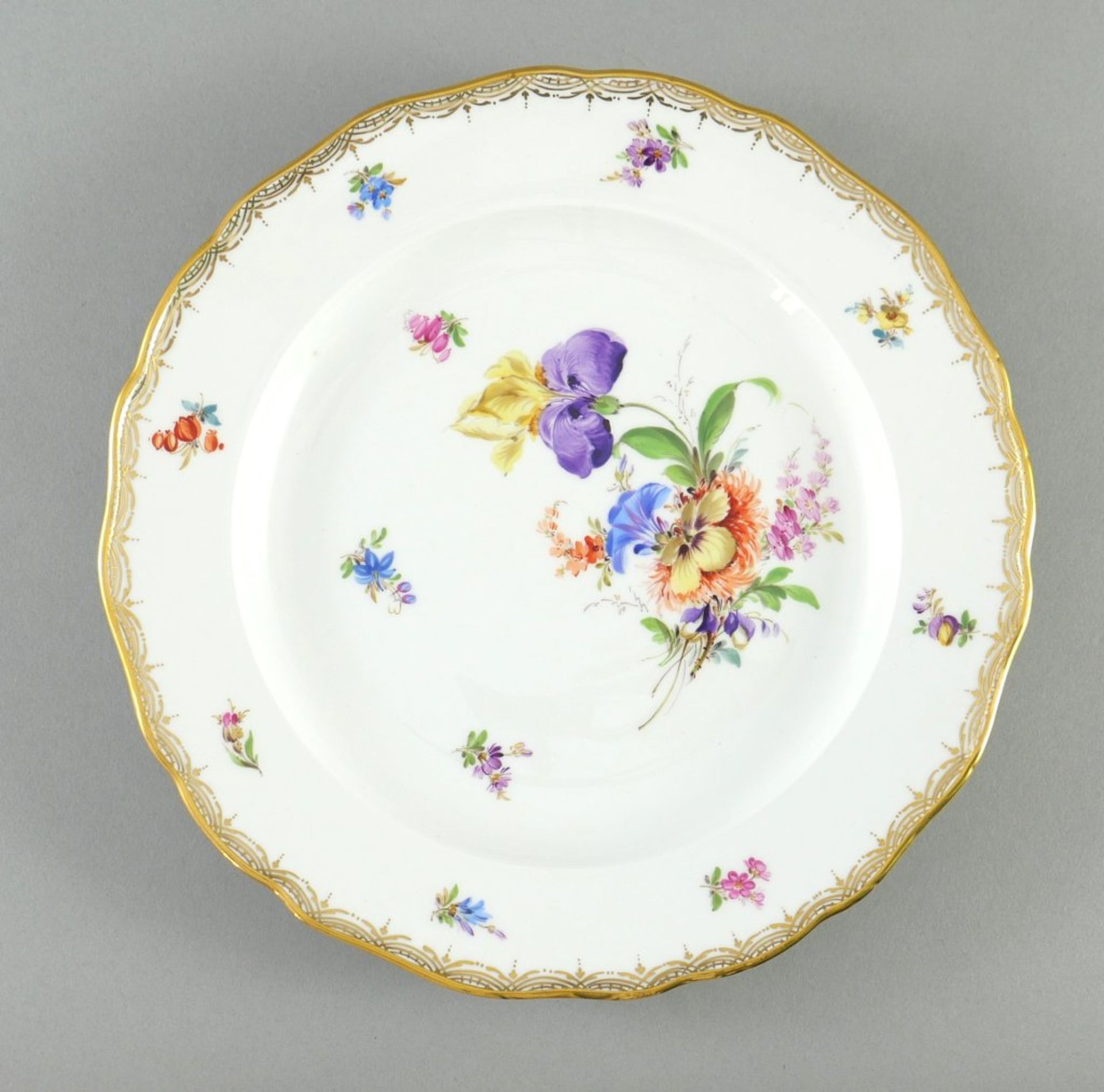 Teller. Bemalung mit Blütenbouquet und Streublüten. Goldkante. Blaue Schwertermarke Meissen, um