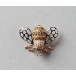 Bienenbrosche, auch als Anhänger zu tragen. Braune und weiße Brillanten ca. 0,35 ct. Gelbe Saphire