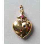 Herzförmiger Anhänger. Rubine, Saphire, Brillanten und Smaragd in 18 ct. GG-Fassung. H 2,9 cm. 7,9