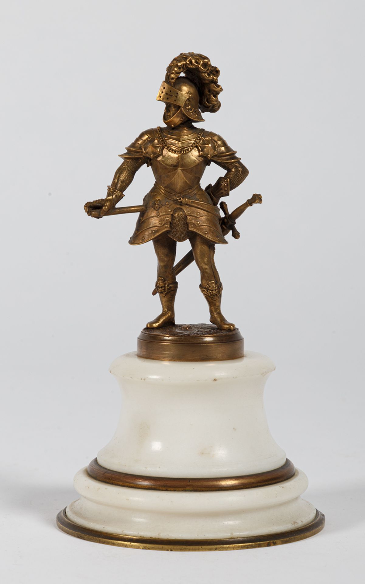 Ritter im Harnisch. Bronzefigur auf Alabastersockel. Anf. 20. Jh. Gesamthöhe 16,5 cm