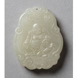 Weißer Jadeanhänger mit Bodhisattva-Relief. China. H 5 cm