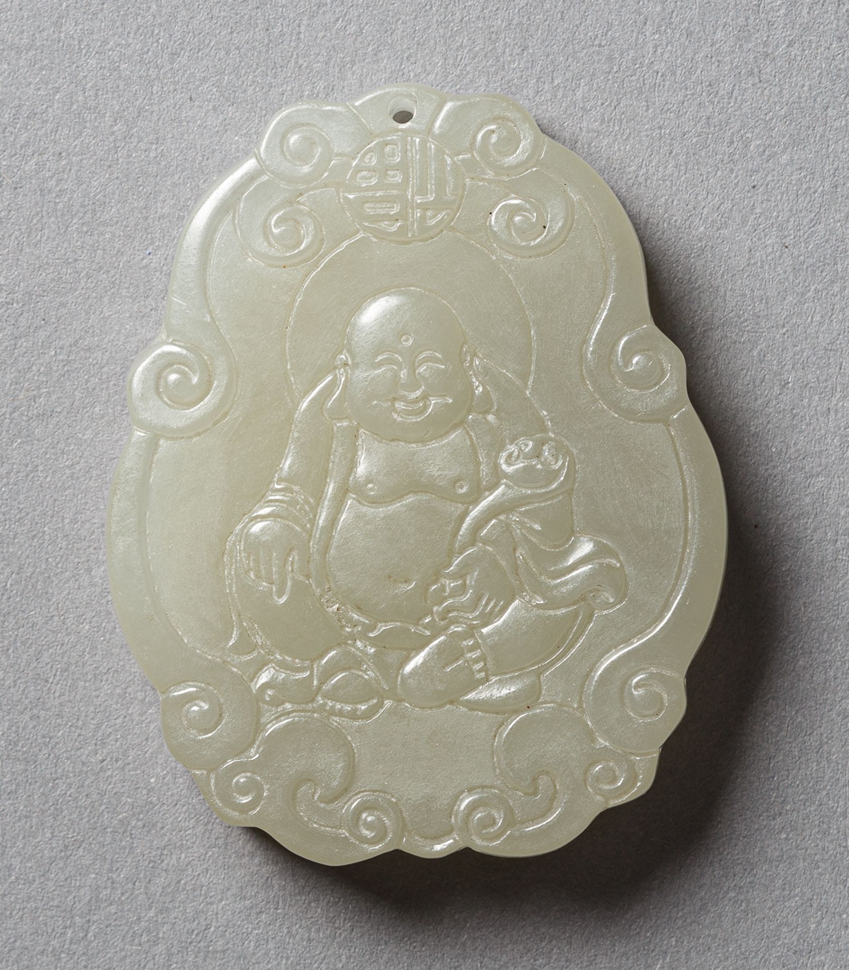 Weißer Jadeanhänger mit Bodhisattva-Relief. China. H 5 cm