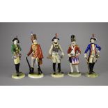 Fünf Militaristen-Pendantfigurinen in Uniformen um 1750. Polychrom staffiert. Aelteste Volkstedter