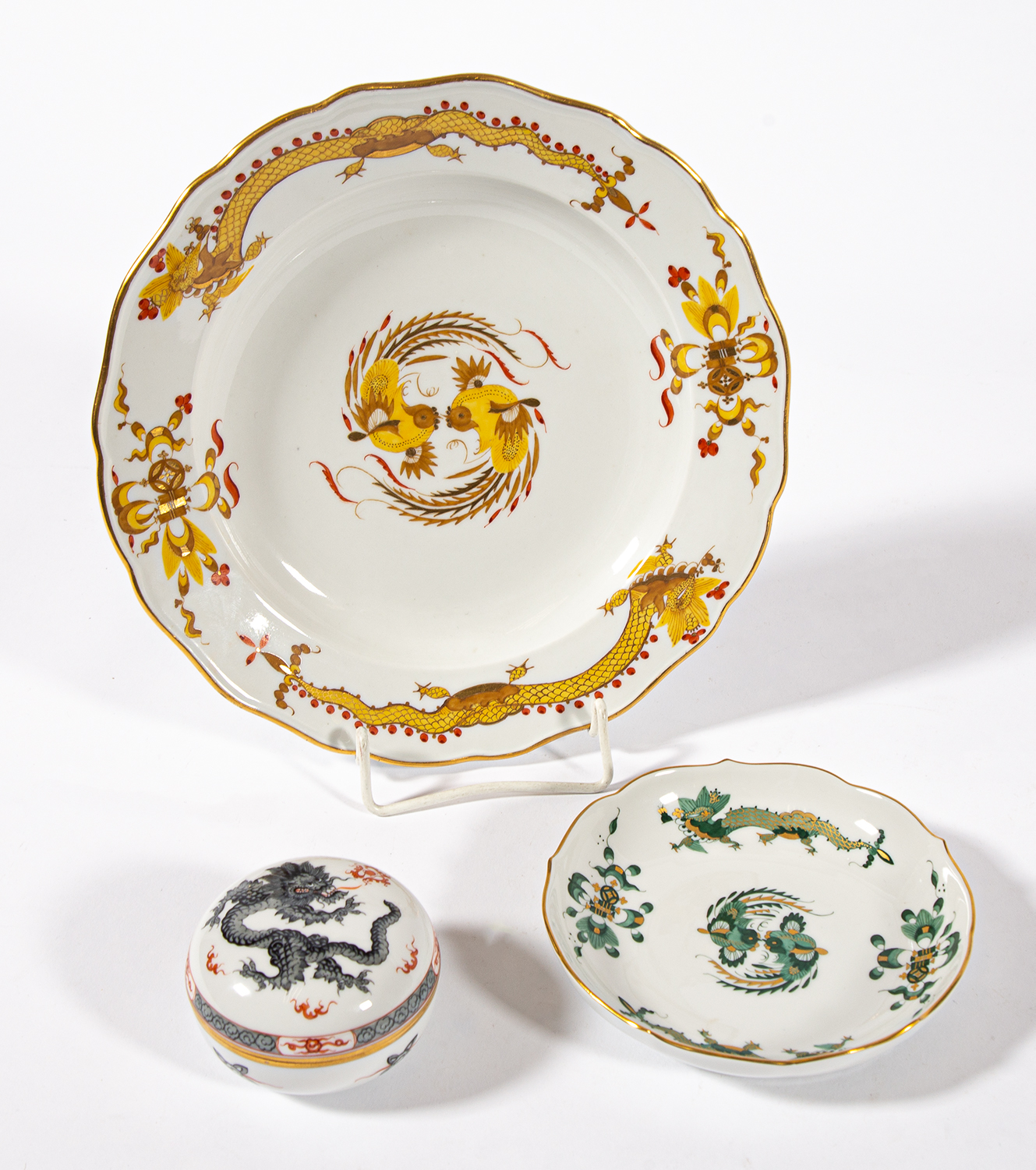 Meissen-Konvolut: runde Dose mit grauem Ming-Drachen (Ø 8 cm), Schälchen mit grünem Drachen (Ø 14