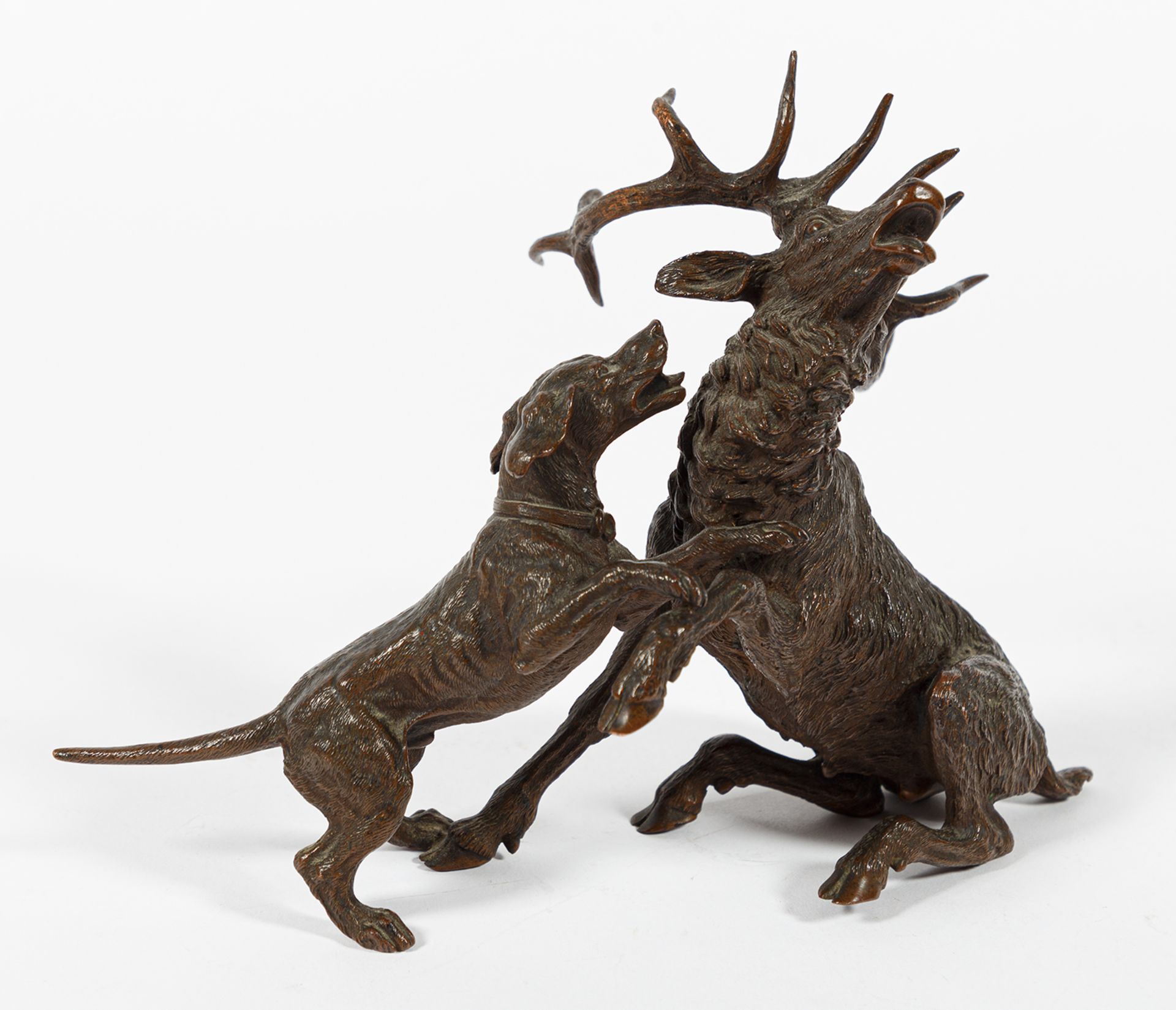 Jagdhund stellt einen Hirsch. Bronze in feiner naturalistischer Ausführung. Ende 19. Jh. H 17,5 cm