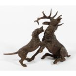 Jagdhund stellt einen Hirsch. Bronze in feiner naturalistischer Ausführung. Ende 19. Jh. H 17,5 cm