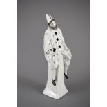 Pierrot auf Sockel. Leicht staffierte Figurine. Entwurf Anton Büschelberger, monogr. AB.