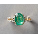 Smaragdring. Mittelstein ovaler Smaragd, ca. 1,27 ct. Diamanten ca. 0,74 ct. Fassung 14 ct. GG