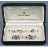 Frackgarnitur: Paar Manschettenknöpfe und drei Knöpfe. Perlen und Perlmutt in Silberfassung