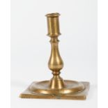 Kerzenleuchter auf quadratischer Plinthe. Bronze. 18. Jh. H 14 cm