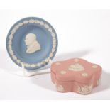 Wedgwood-Konvolut: blaues Portraittellerchen Churchill (Ø 11 cm) und roséfarbene Dose (L 9,5 cm)