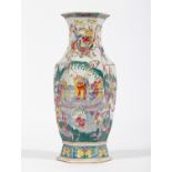 Balustervase. Hexagonal facettiert. Polychrome Bemalung mit den acht Unsterblichen und höfischer