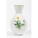 Blumenvase mit Zweierblume. Goldrand. Blaue Schwertermarke Meissen. H 21 cm