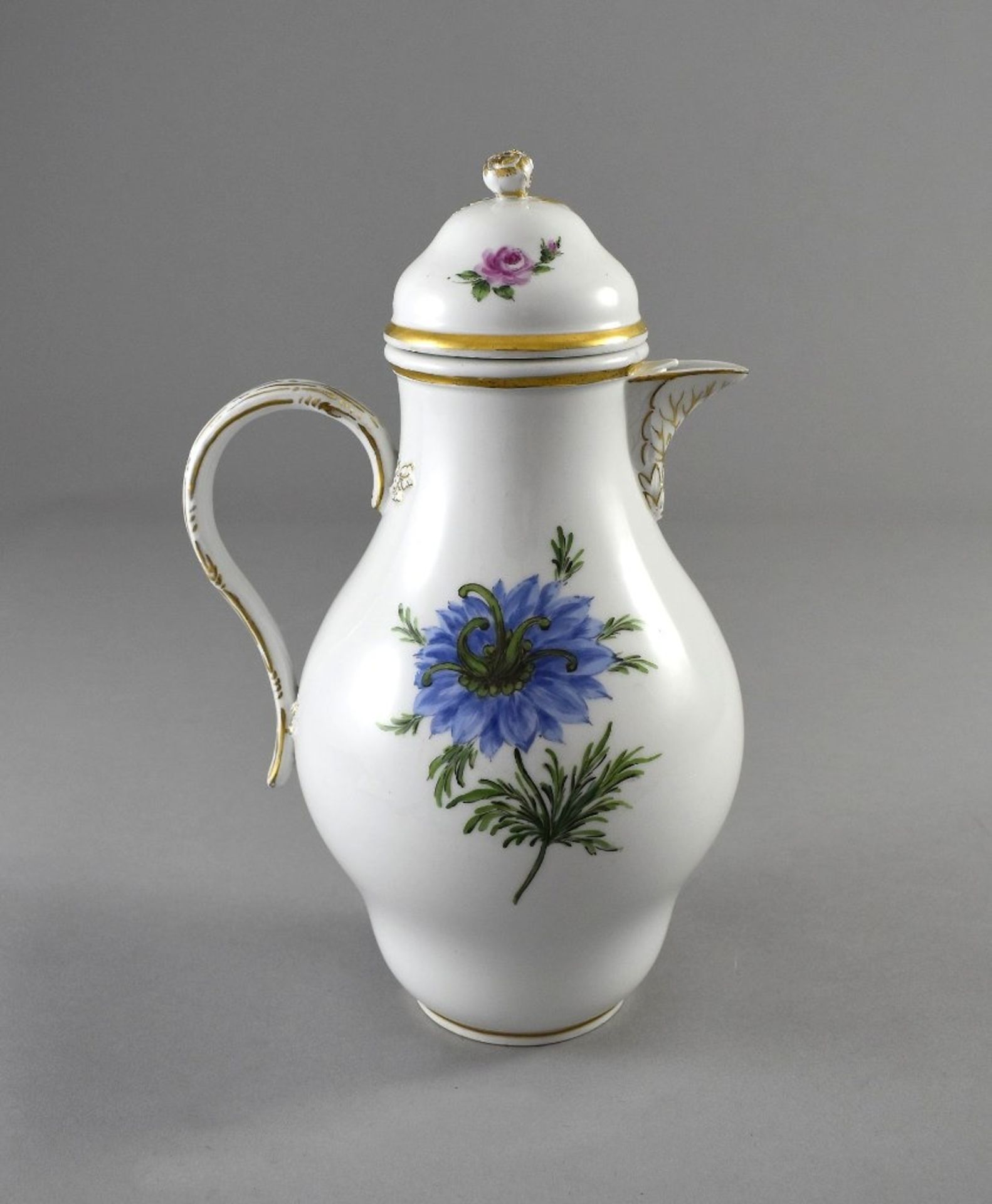 Große Kaffeekanne mit polychromer Blumenmalerei und Goldstaffage. Blaue Schwertermarke Meissen,