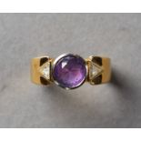 Amethystring mit zwei Diamanttricorns. Fassung 18 ct. GG. 5,5 g