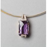 Feiner Amethystanhänger. Amethyst ca. 13,50 ct. Brillanten ca. 0,13 ct. Fassung 14 ct. Roségold. H 3