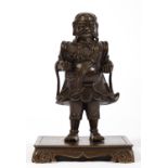 Wächterfigur im Harnisch. Bronze, auf rechteckiger Plinthe. Bodenmarke mit sechs Charakteren. China,