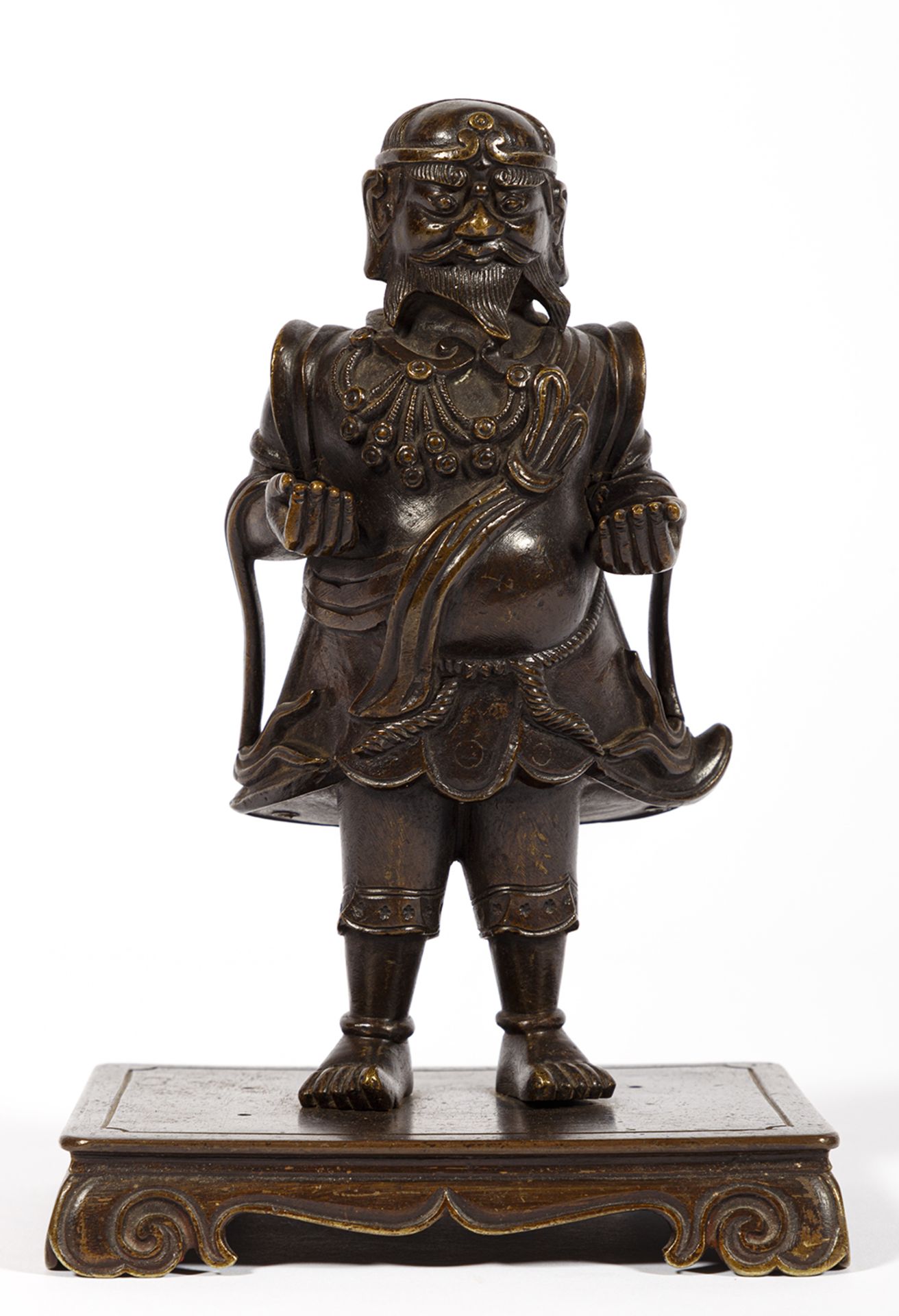 Wächterfigur im Harnisch. Bronze, auf rechteckiger Plinthe. Bodenmarke mit sechs Charakteren. China,