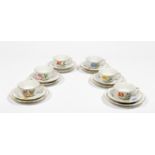 Sechs Teegedecke. Teetassen mit Untertassen und Kuchentellern. Polychrome Blütenmalerei mit
