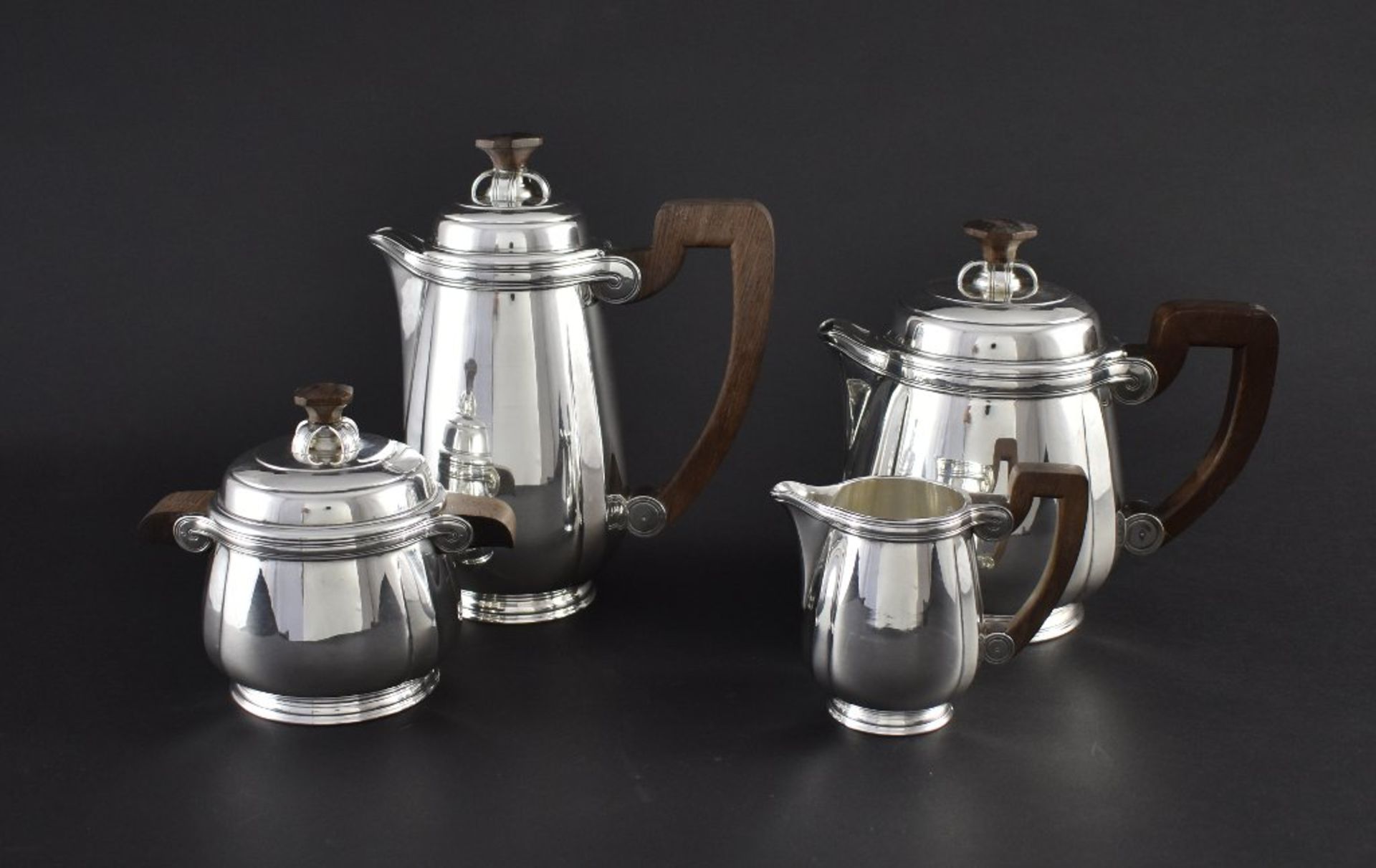 Art-Déco-Tee-/Kaffeekern. Teekanne und Kaffeekanne mit Scharnierdeckeln, Zuckerdose und Sahnegießer.