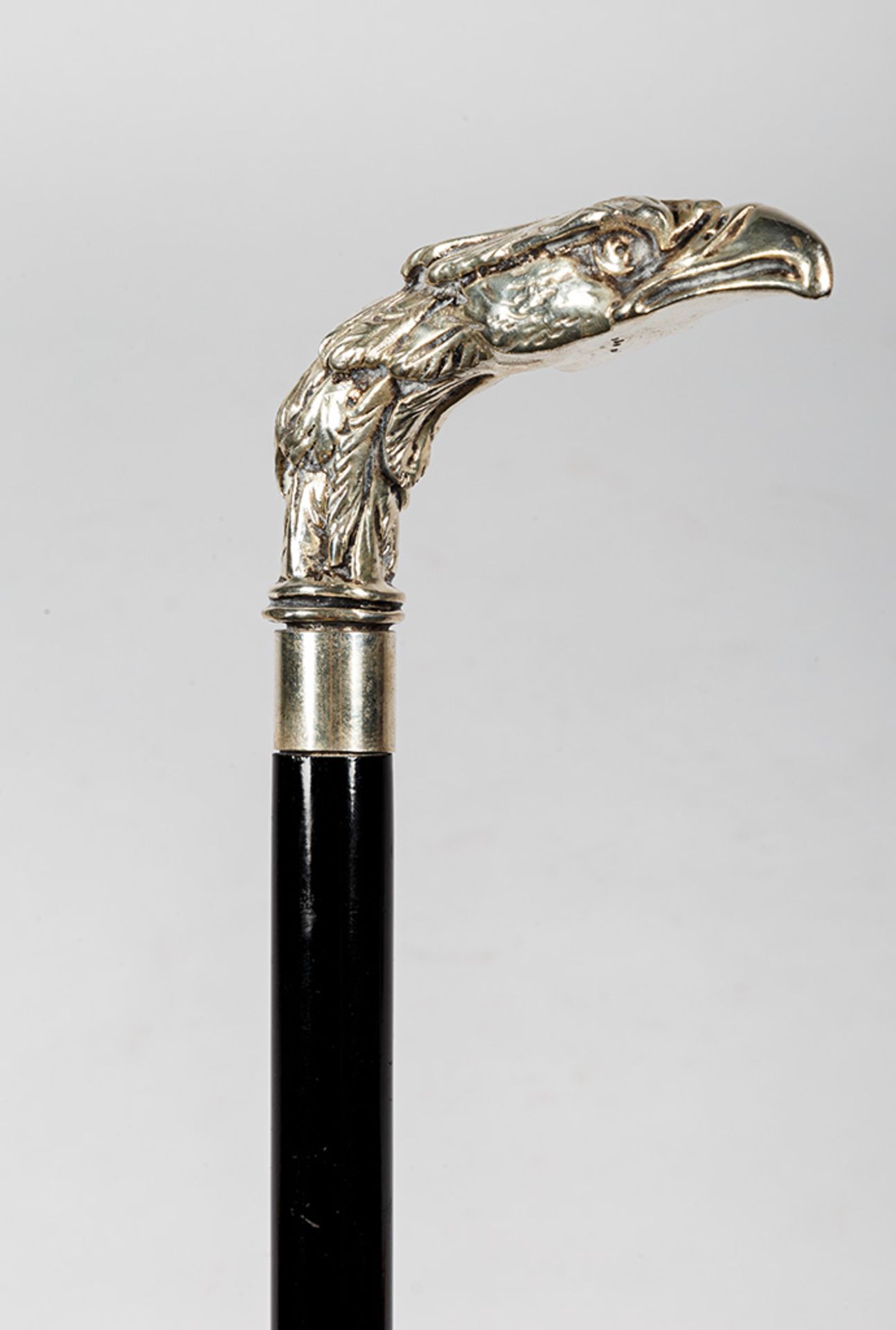 Spazierstock. Versilberter Griff in Form eines Adlerkopfes. Um 1900. H 94 cm