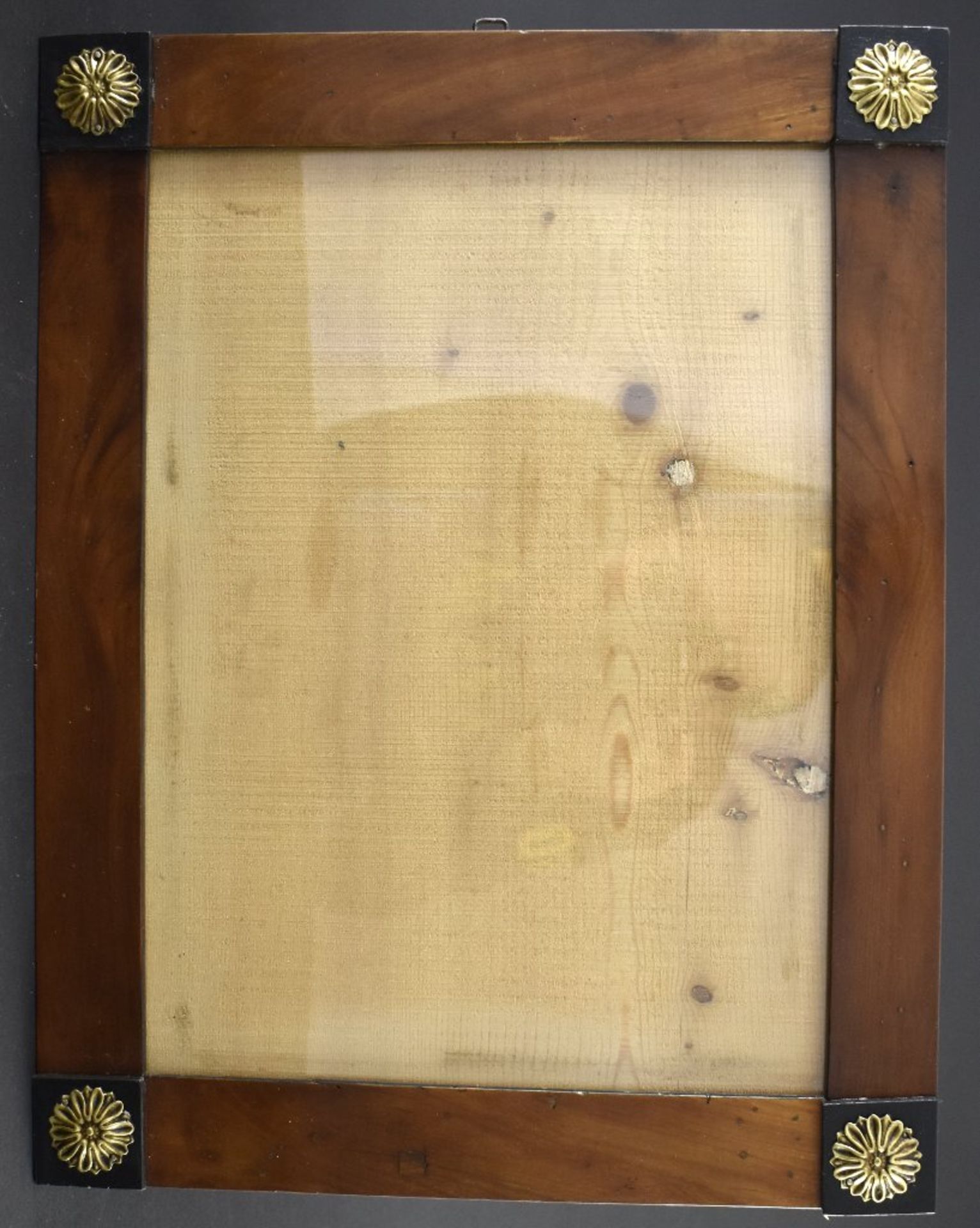 Biedermeierrahmen. Ebonisierte Ecken mit Messingrosetten. Um 1830. Lichtes Maß 36,5 x 27 cm