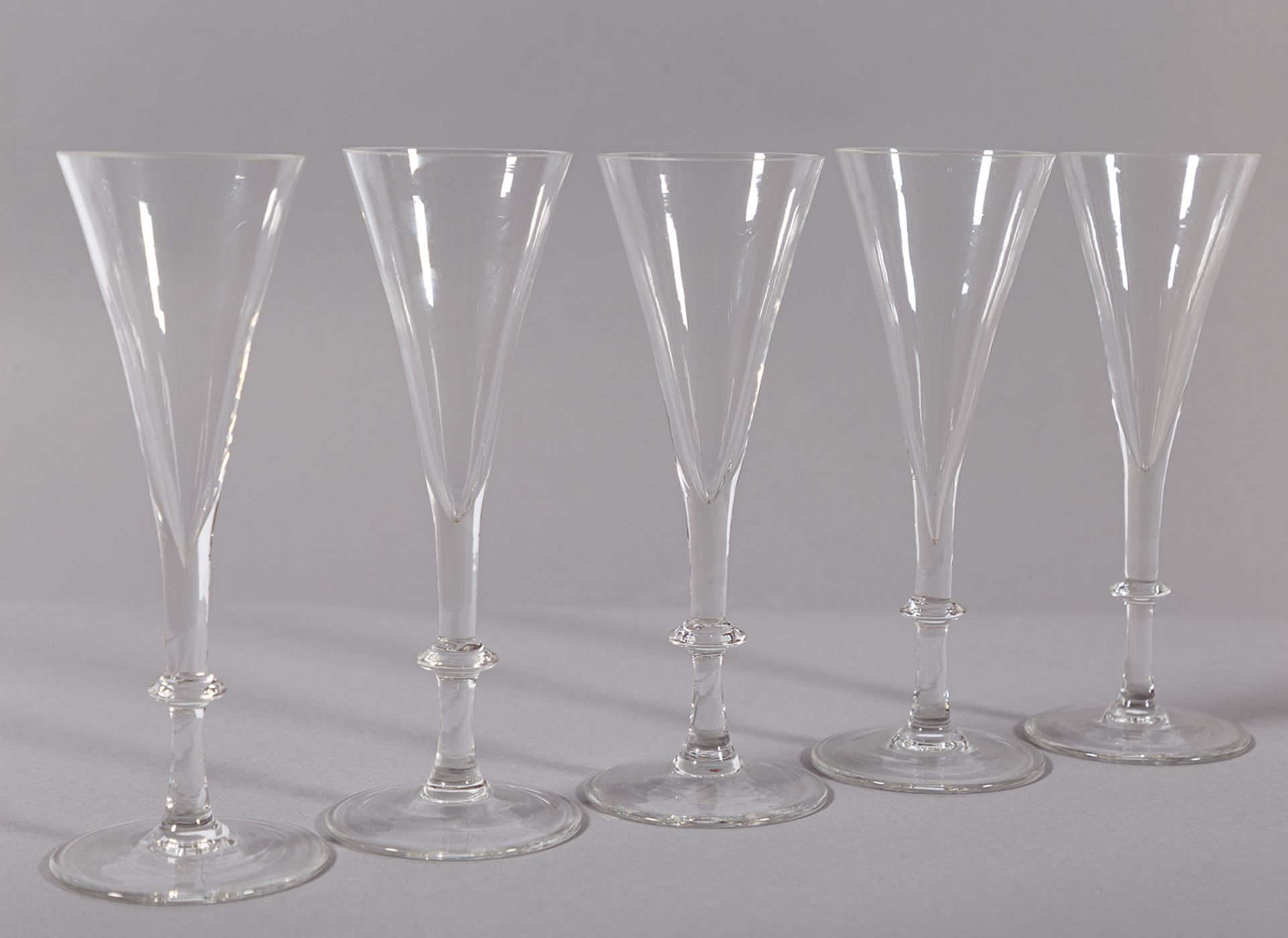 Acht kleine Champagnerflöten. Wohl Hessen, 18. Jh. H 16 cm. Aus dem Nachlass der Maria Ludwiga