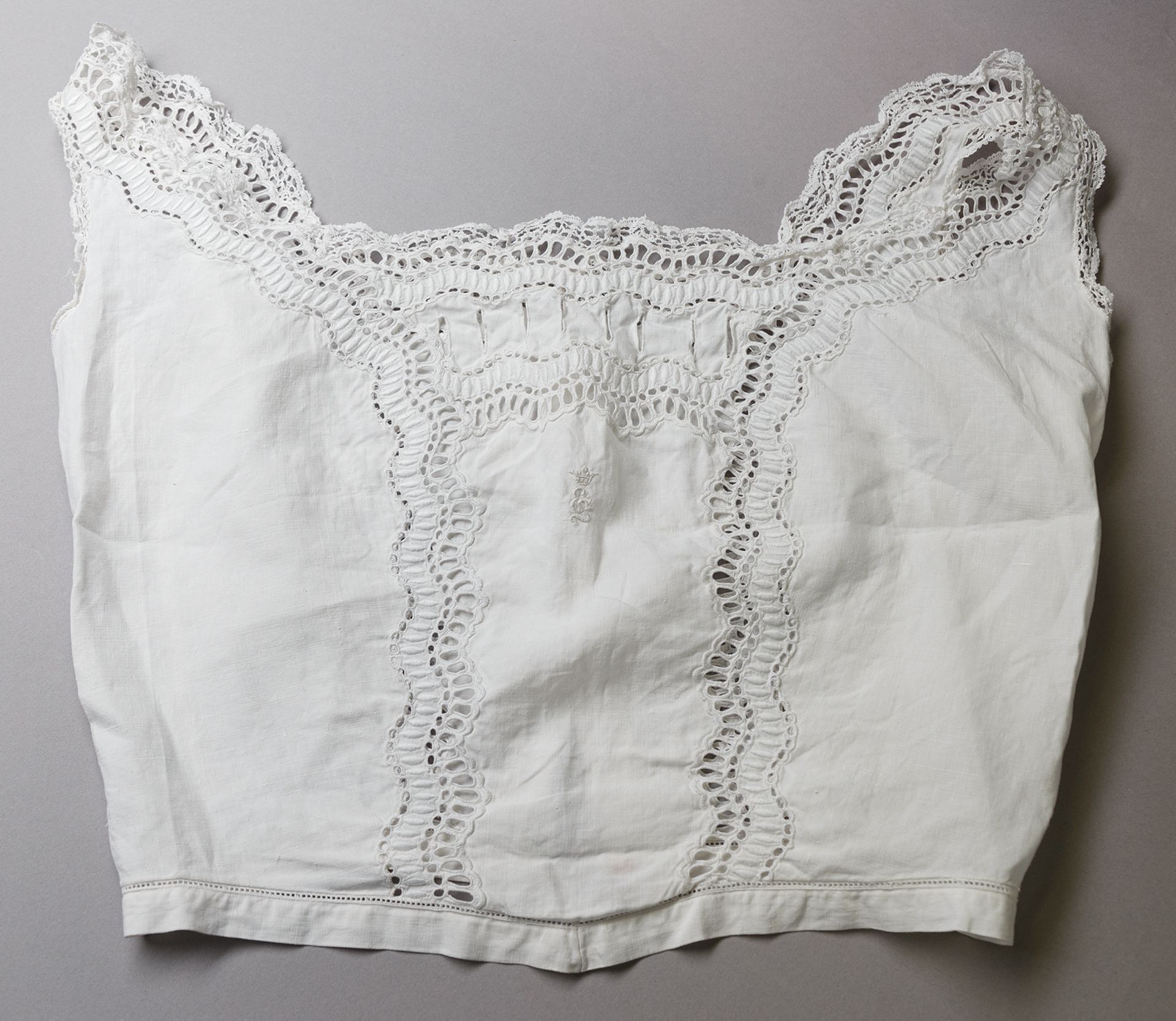 Unterhemd. Batist und Wäschespitze. Um 1900