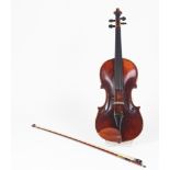 Violine. Innen Klebezettel: "Repariert Max Pfeiffer Lindau 1956". Dazu Bogen und Kasten