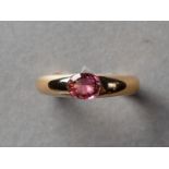 Turmalin-Beisteckring. Ovaler roséfarbener Turmalin ca. 1 ct. Glatte Fassung in 14 ct. Roségold