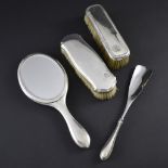 Silberne Toilettegarnitur: Handspiegel, zwei versch. Bürsten und Schuhlöffel