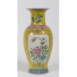 Große Balustervase. Gelber Fond. Zwei große Reserven mit polychromen Blüten und Vogel. China. H 46