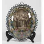Klosterarbeit. Collage mit Glasperlenblüten und Stich unter gewölbtem Glasdeckel. Um 1900. Oval,