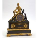 Sehr feine Bronze-doré-Pendule. Bruniertes und vergoldetes Werkgehäuse mit vollplastischer figuraler