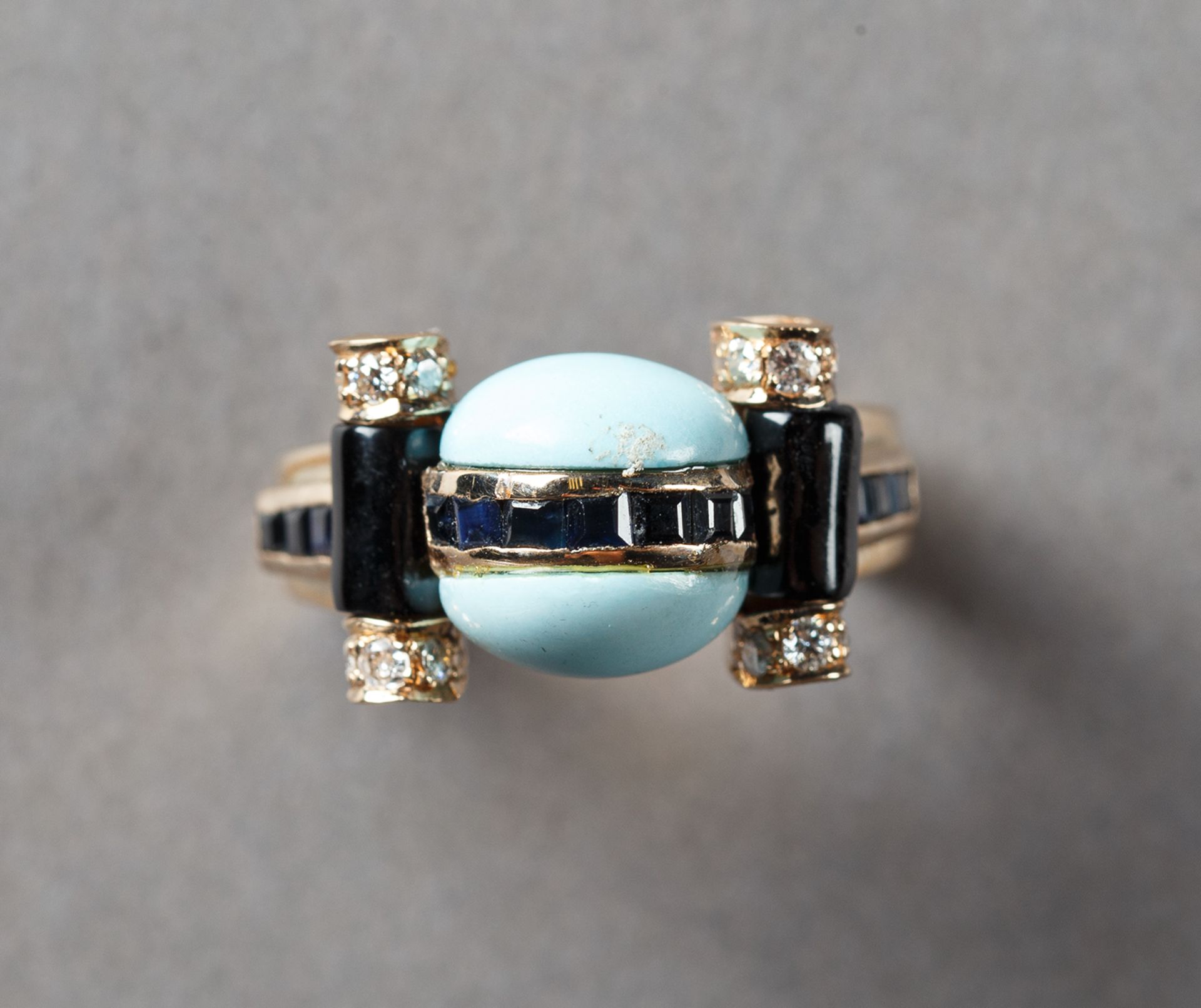 Feiner Türkisring im Art-Déco-Stil, mit eingeschliffenen blauen Saphiren, Diamanten und