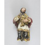 Sitzender Hl. Nepomuk. Polychrom gefasste Holzfigur. Rechte Hand fehlt. Ende 18. Jh. H 14 cm